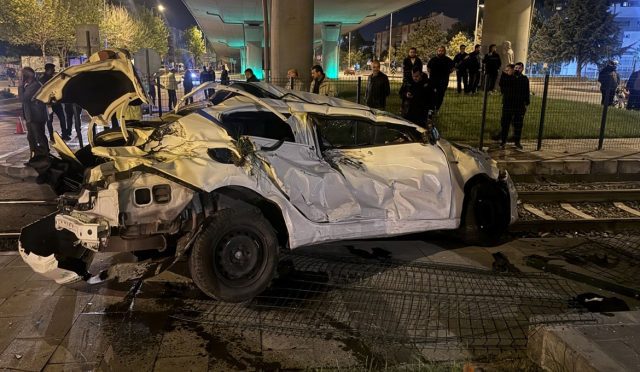 Kayseri'de yolcu treni hemzemin geçitte otomobile çarptı: 1 yaralı