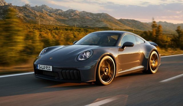 Porsche 911 makyajlandı: İlk hibrit 911