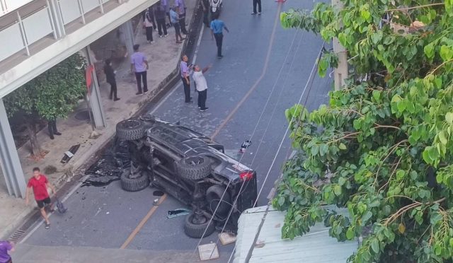 Tayland'ta park halindeki araç otoparktan sokağa düştü