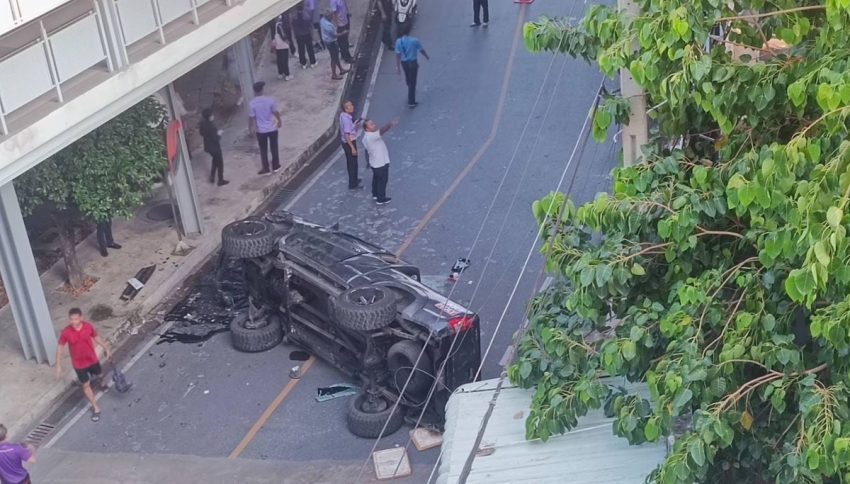 Tayland’ta park halindeki araç otoparktan sokağa düştü