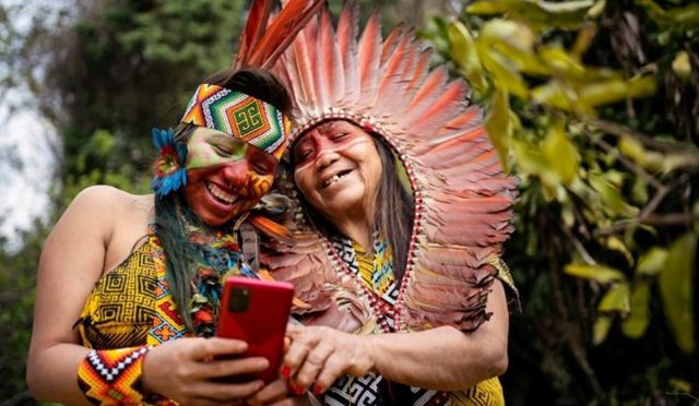Amazon kabilesi internetle tanıştı: Yaşam tarzı tersine döndü