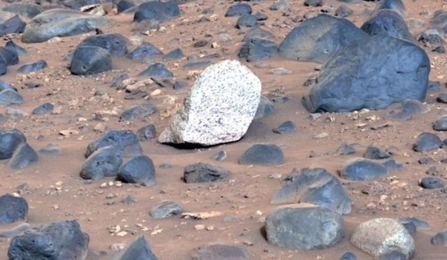 Mars'ın gizemli beyaz taşı: "Daha önce görülmedi"