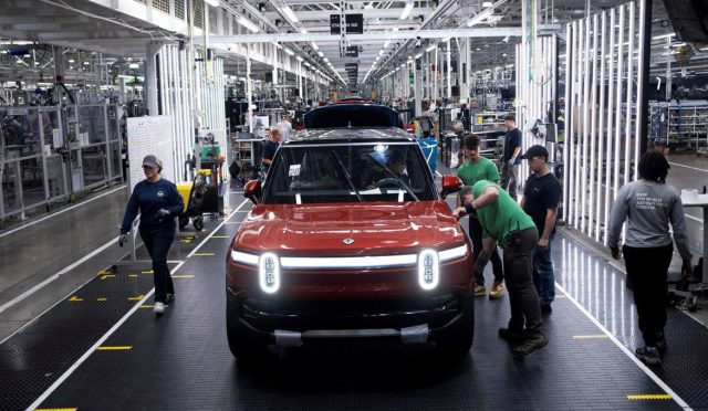 Volkswagen'den Rivian'a 5 milyar dolar yatırım: EV yazılımı için ortak girişim