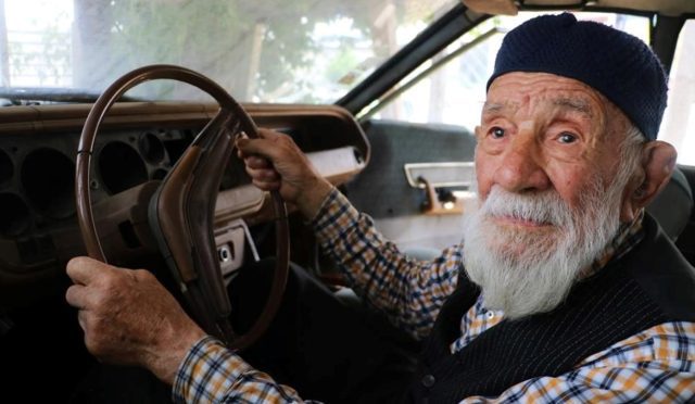 48 yıl önce satın aldı, binlerce kilometre yol yaptı | 98 yaşındaki adamın vasiyeti: “Cenazemi bu araçla taşıyın”