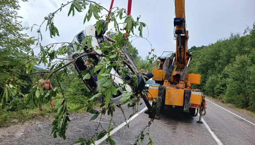 Bartın’da otomobil ırmağa uçtu: Sürücüyü itfaiye kurtardı