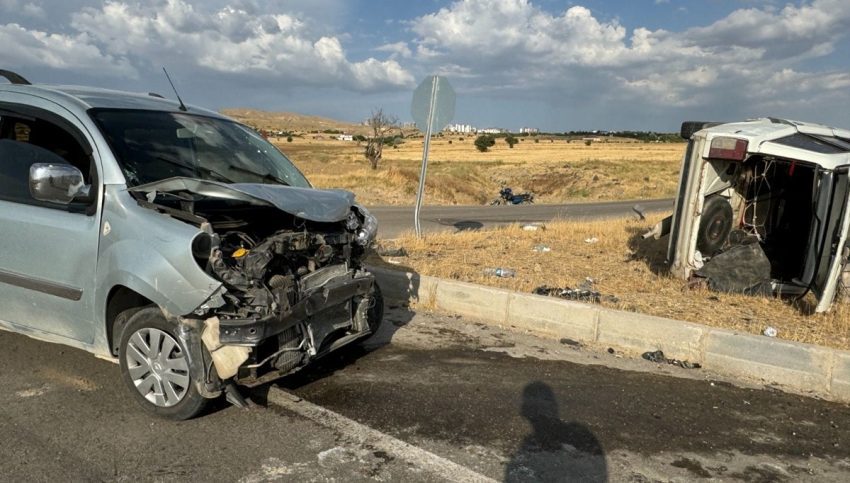 Elazığ’da aynı kavşakta yarım saat arayla iki kaza: 8 yaralı