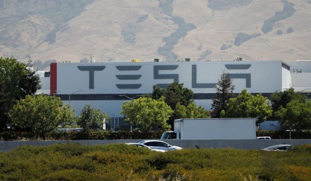 Elon Musk duyurdu: Tesla'nın robotaksi projesi ertelendi