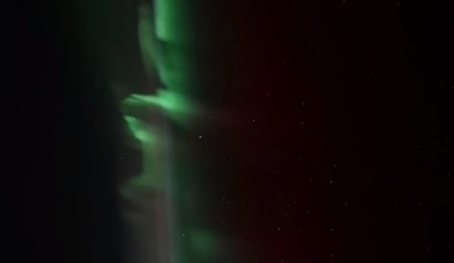 Kuzey Işıkları'ndan yeni görüntü: "Yeşil aurora gece gökyüzünde dans ediyor"